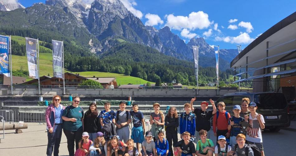 Schulgruppe vor einer Berglandschaft