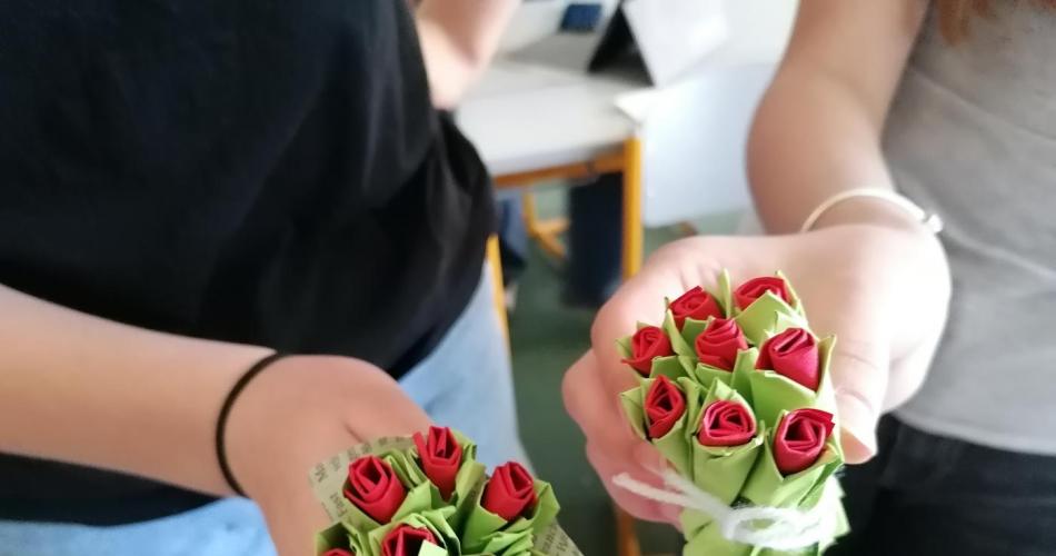 Schüler zeigen selbstgebastelte Blumensträuße
