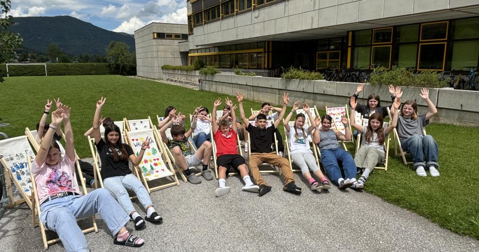 Schüler:innen mit ihren Sonnenliegen