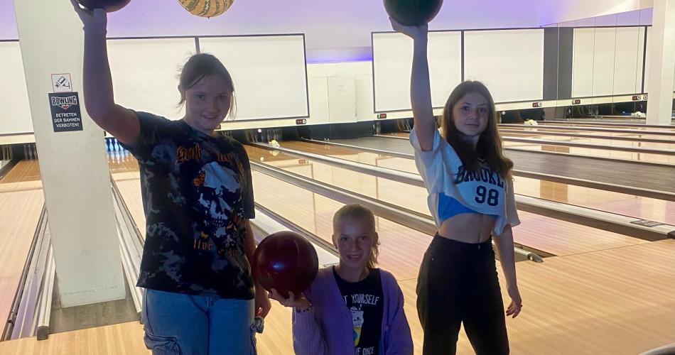Schüler:innen beim Bowling