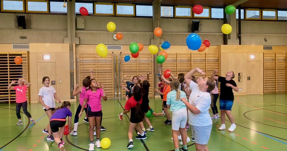 Luftballon-Spiel im Sportunterricht