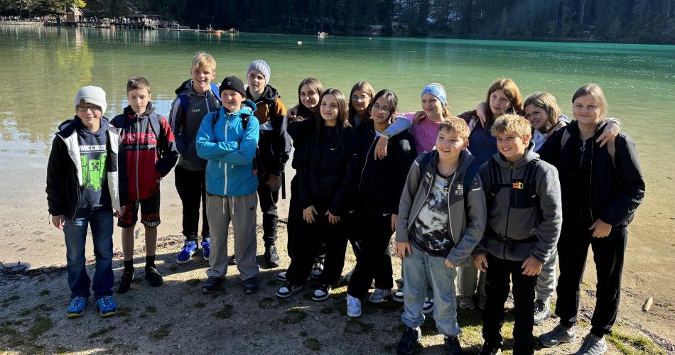 Klassenfoto 3c vor dem Pragser Wildsee