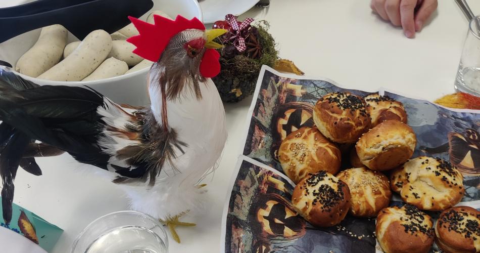 Schülerinnen beim Kochen
