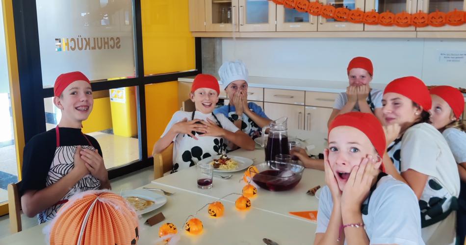 Schülerinnen beim Essen