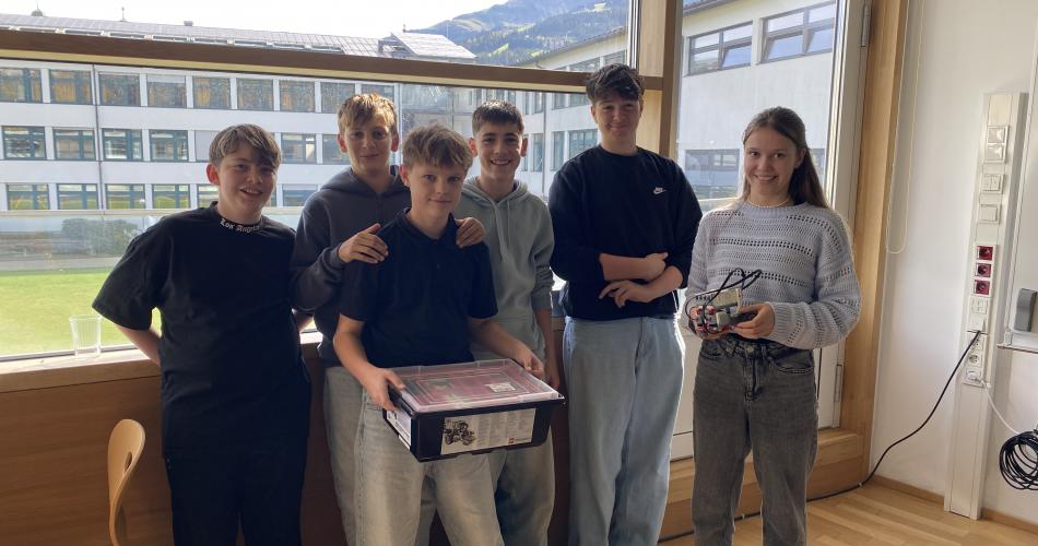 Schüler:innen beim Wahlpflichtfach "Technische Mathematik"