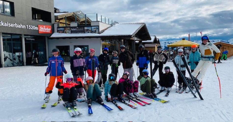 Schüler:innen beim Skifahren