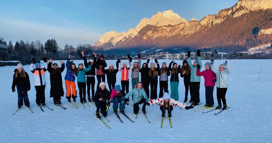 Schüler:innen beim Langlaufen