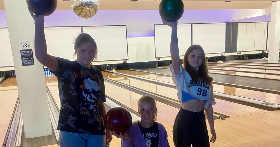 Schülerinnen beim Bowling