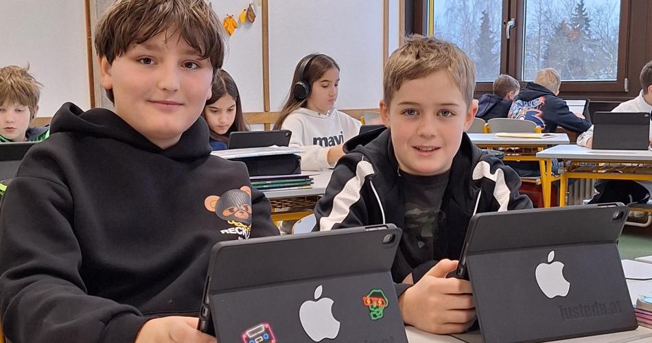 Schüler:innen beim Arbeiten mit ihren iPads