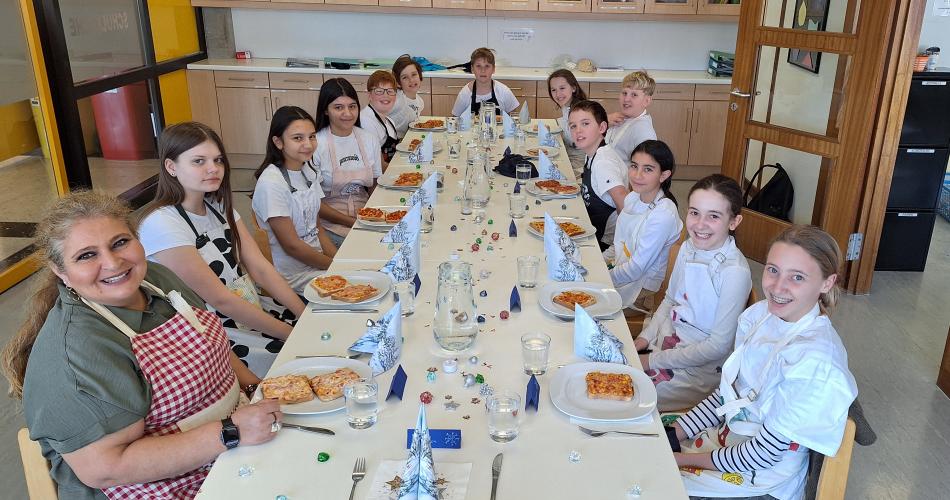 Schüler:innen beim Kochen