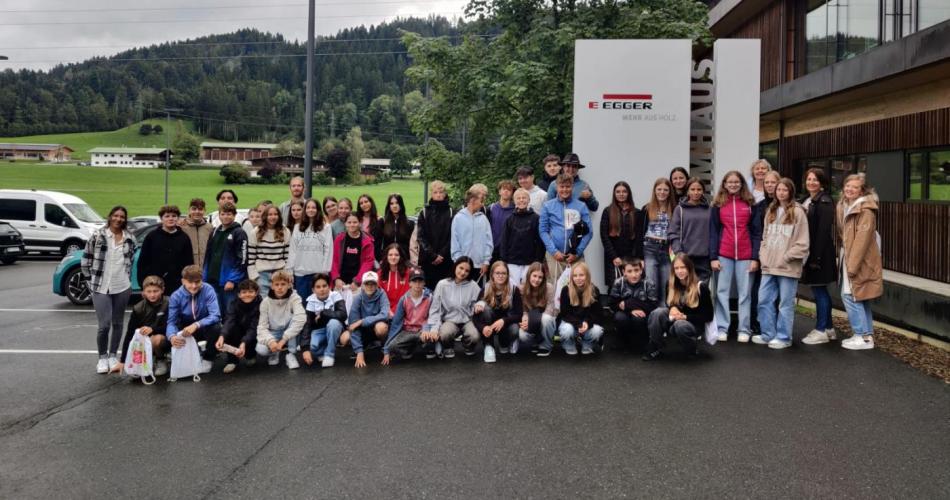 Schüler:innen beim Egger-Werk in St. Johann