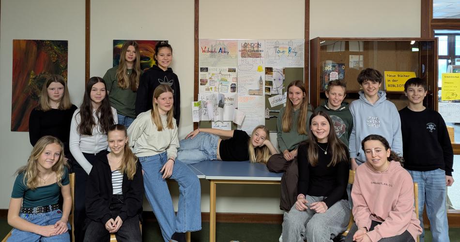 Schüler:innen präsentieren Plakate