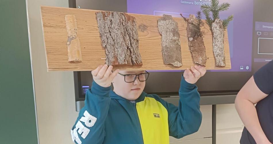 Schüler zeigt Borke 
