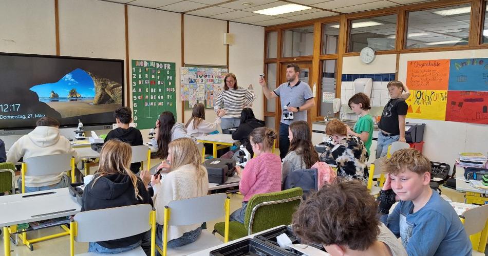 Schüler:innen beim Mikroskopieren