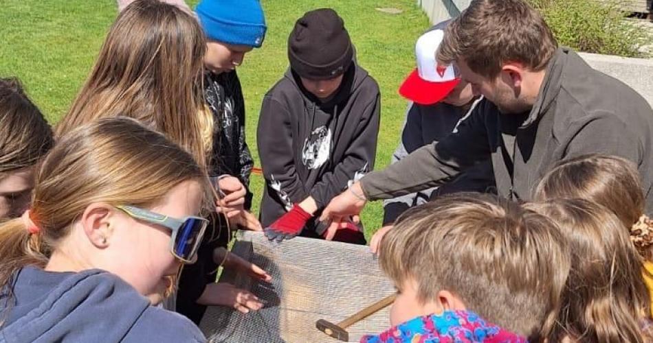 Schüler:innen beim Vorbereiten und Befüllen der Hochbeete