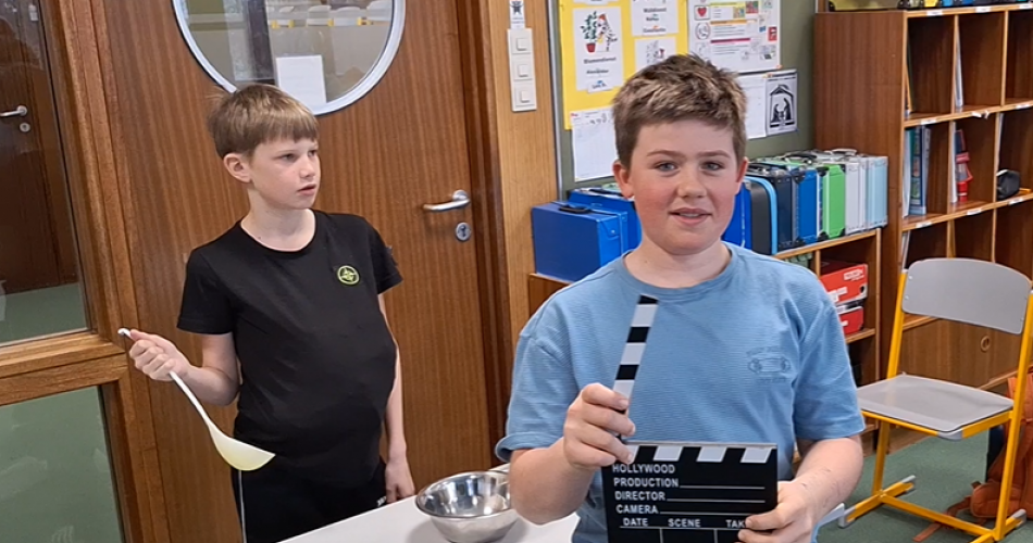Schüler beim Proben für einen Sketch