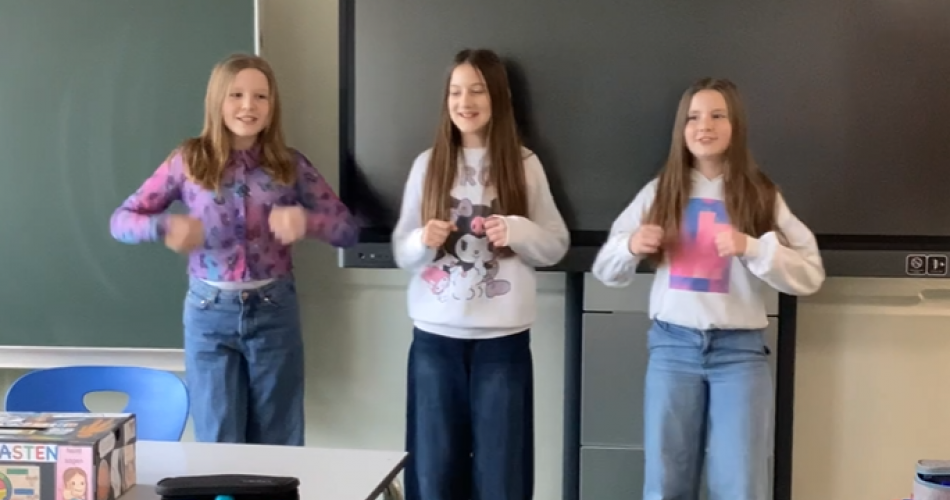 Schülerinnen beim Performen