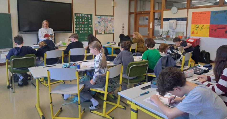 Lehrer:innen lesen Schüler:innen aus ihren Lieblingsbüchern vor