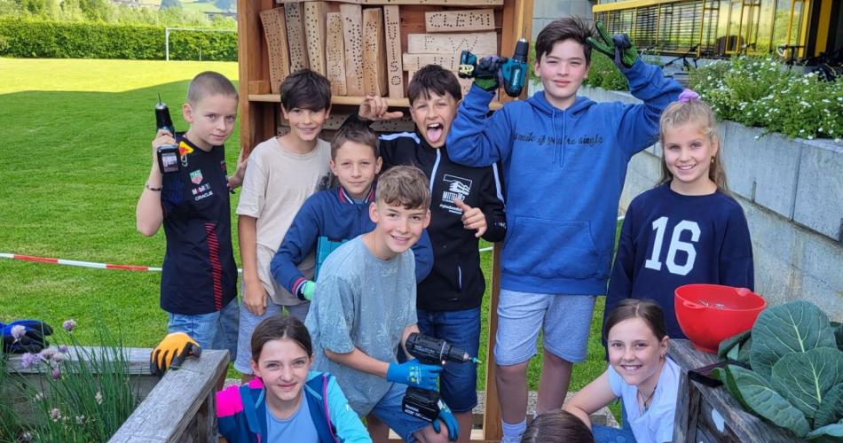Schüler:innen beim Befüllen und Aufstellen der Nisthilfe