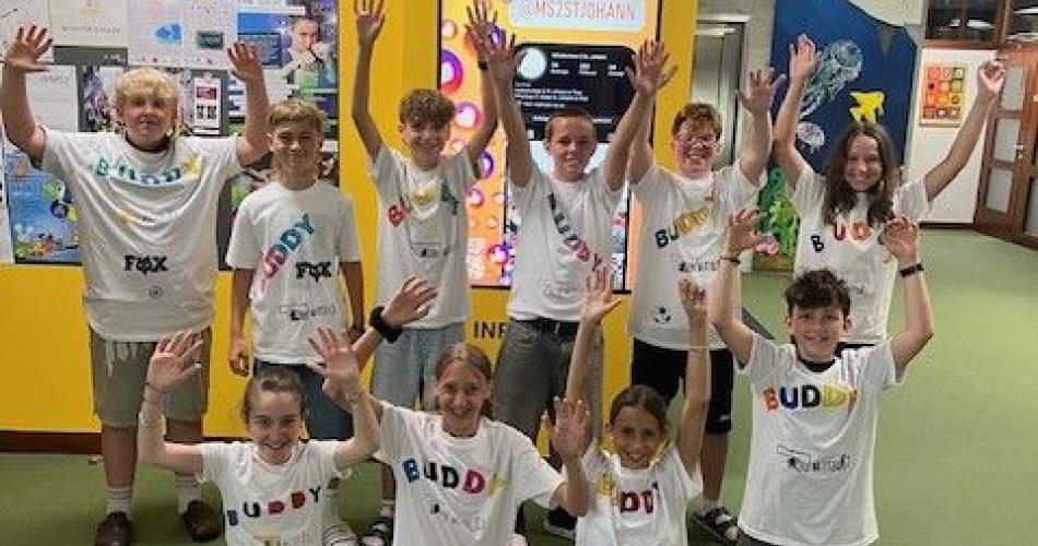 Schüler:innen mit fertigen Buddy-T-Shirts