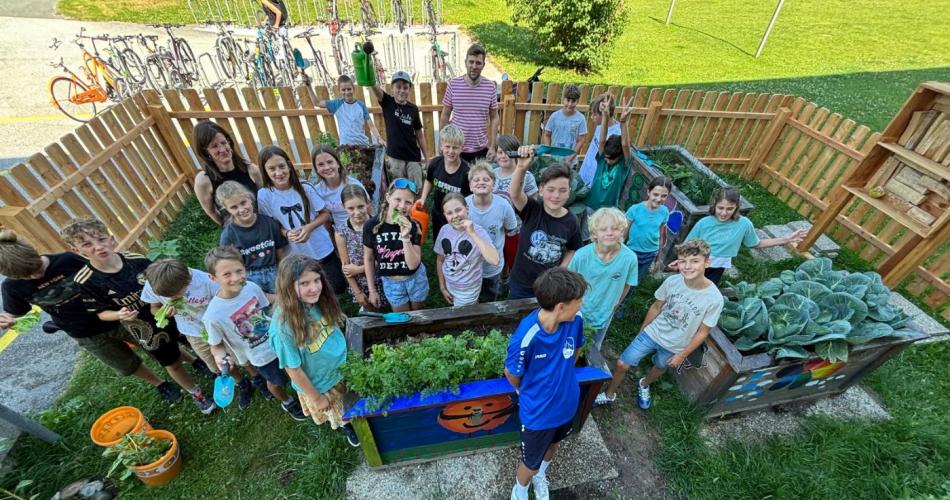 Kinder im Schulgarten