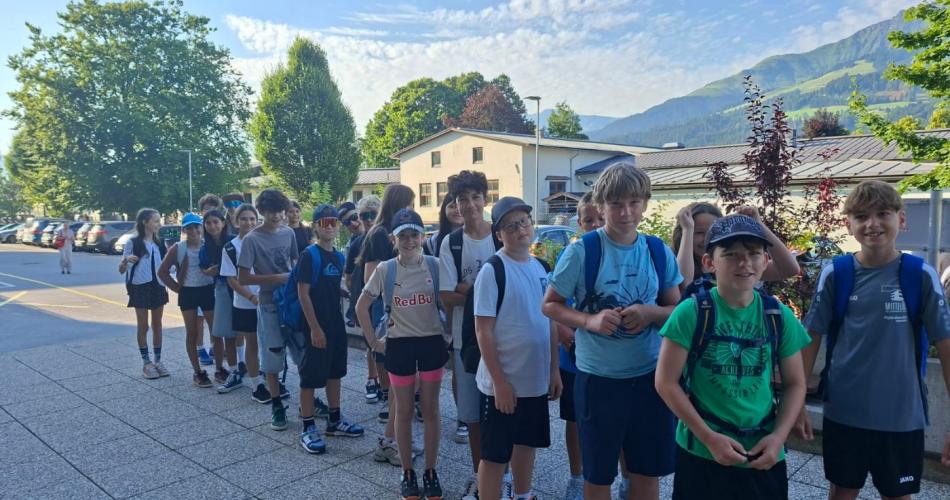 Schüler beim Minigolfen