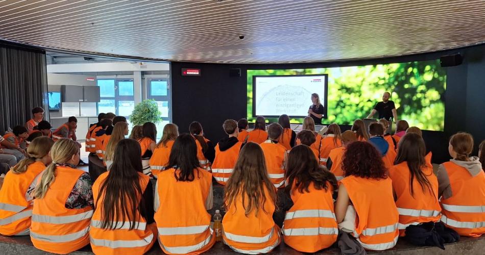 Schüler:innen beim Vortrag im Egger-Werk