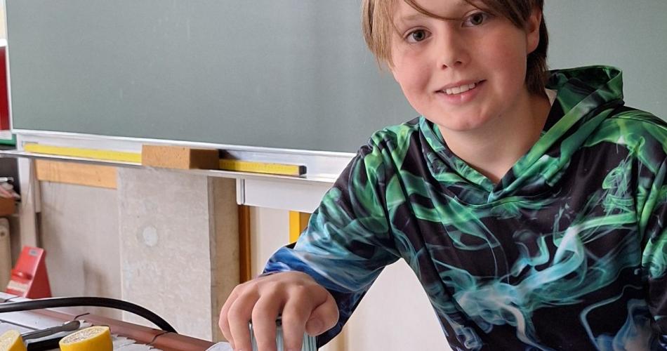 Schüler:innen führen Versuche in MINT durch und erklären diese