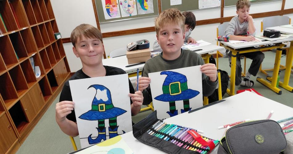 Schüler:innen beim Zeichnen der Hexen