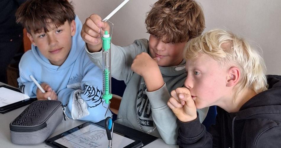 Schüler wiegen Schere
