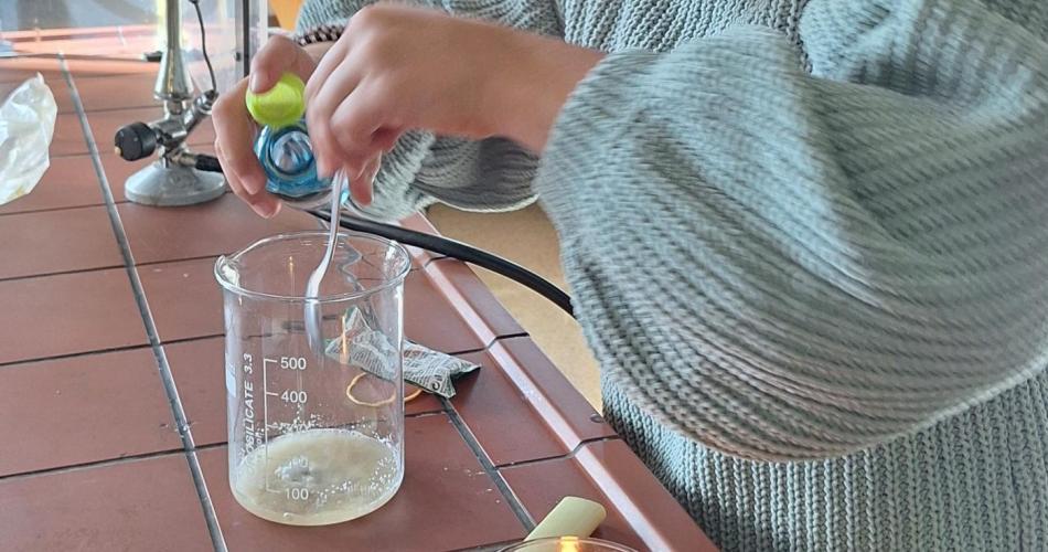 Schülerin der 2b beim Experimentieren