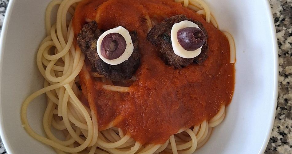 Spaghetti mit Mozzarella-Oliven-Augen