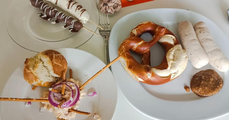 Schüler:innen beim Kochen eines "Wiesn-Menüs"