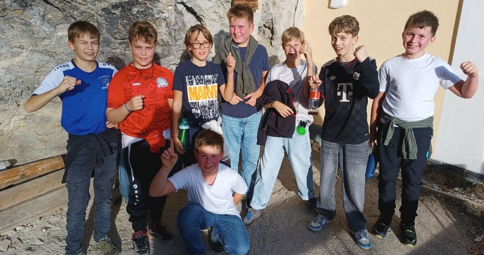 Schüler vor der Gmailkapelle