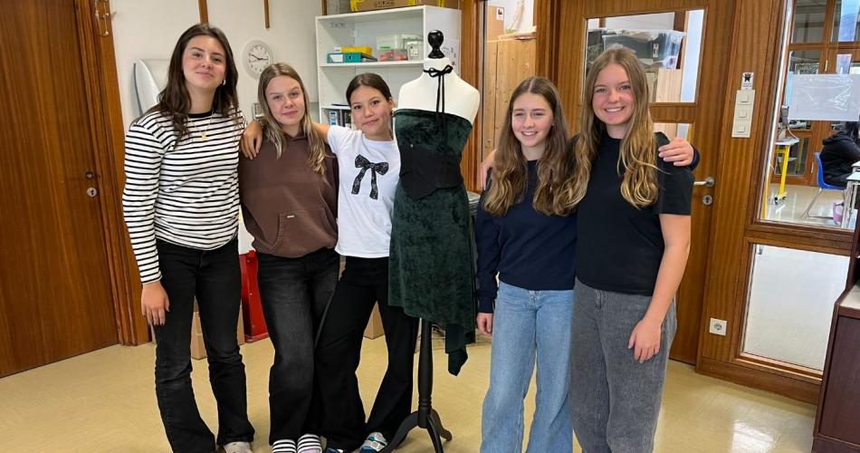 Schülerinnen mit Schneiderpuppe