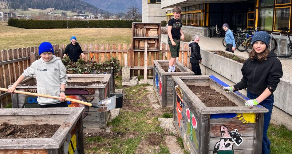 Schüler:innen bei der Gartenarbeit