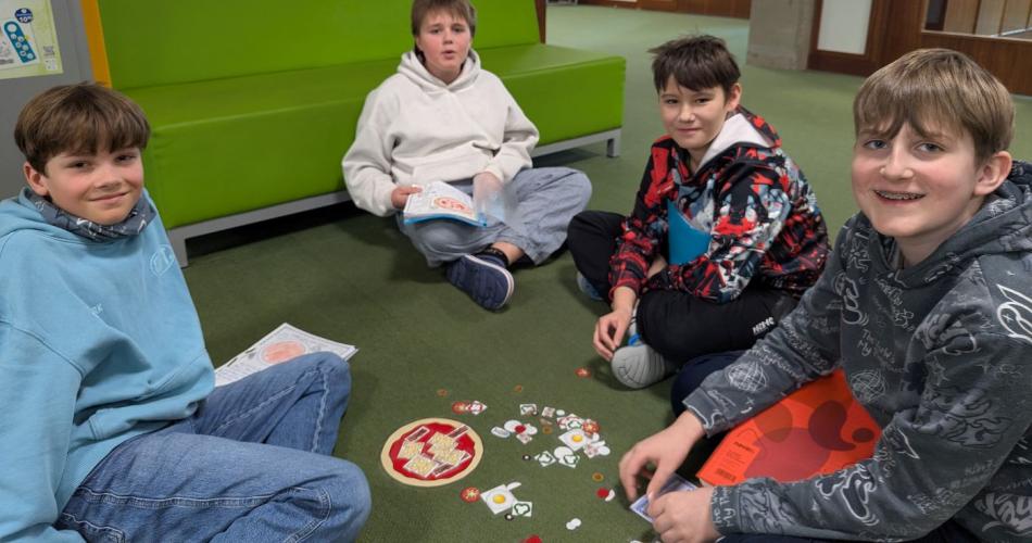 Schüler:innen der 1c beim "Pizzabacken"