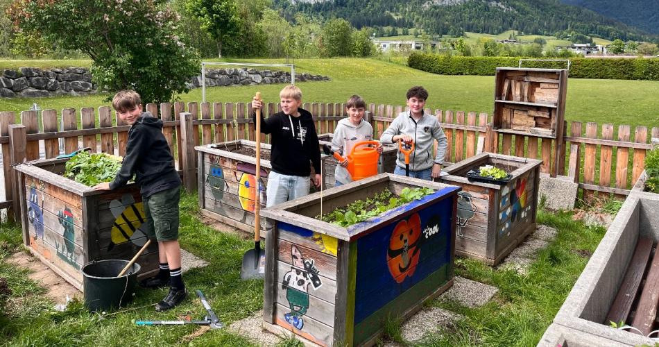 Schüler im Schulgarten