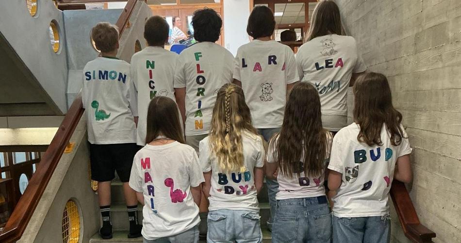 Buddys mit Buddy-Shirts