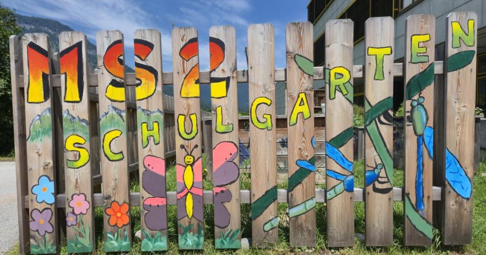 Kreative Gestaltung Schulzaun
