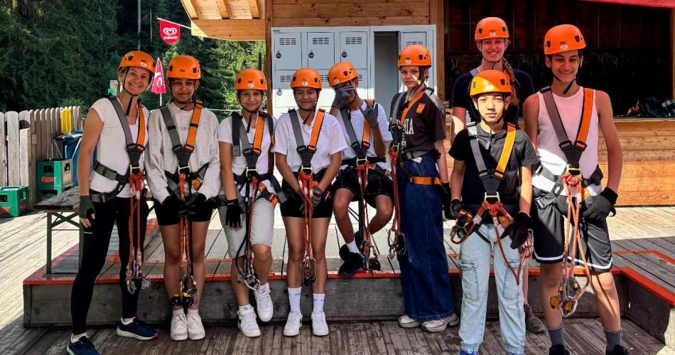 Schüler:innen beim Klettern im Hochseilgarten